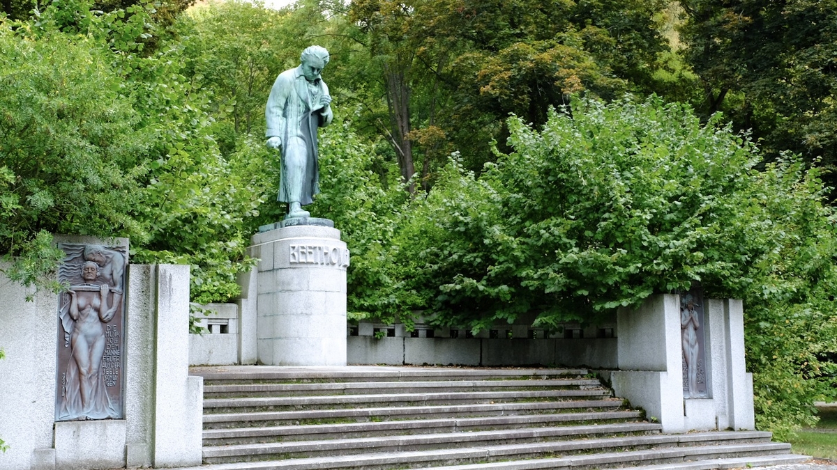 памятник великому Бетховену Карловы Вары